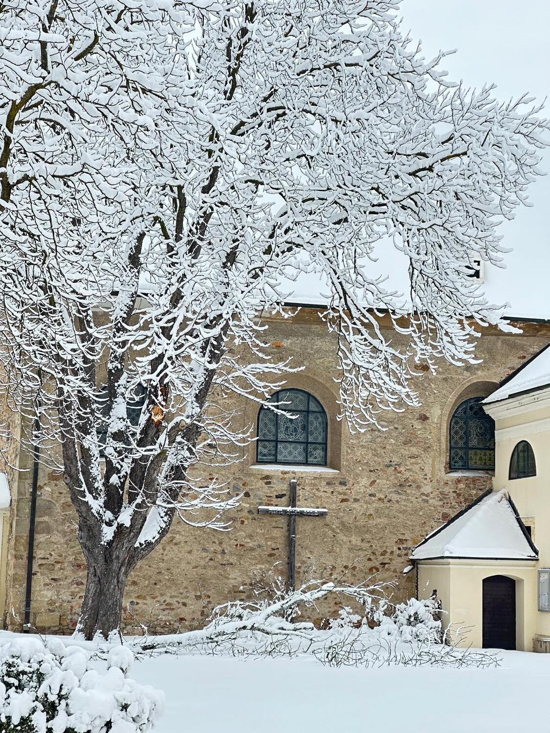 Wintereinbruch Kirchenplatz / Pfarrer Kazimierz Sanocki